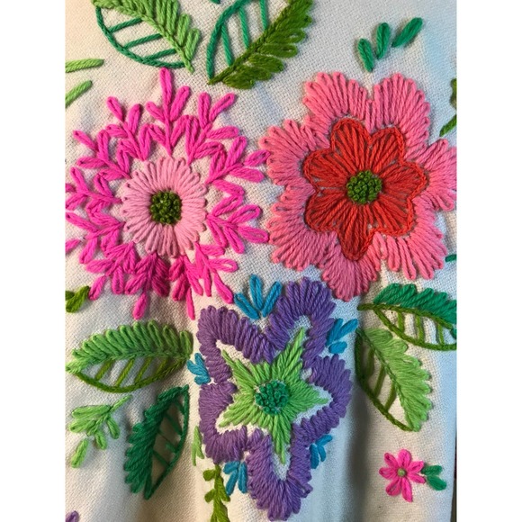 ๐๐๐SOLD Vintage Hand Embroidered Large Cream Wool Shawl - Picture 3 of 7